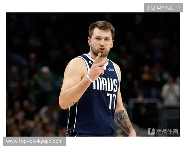 东契奇妙传造空位三分，独行侠打出漂亮配合