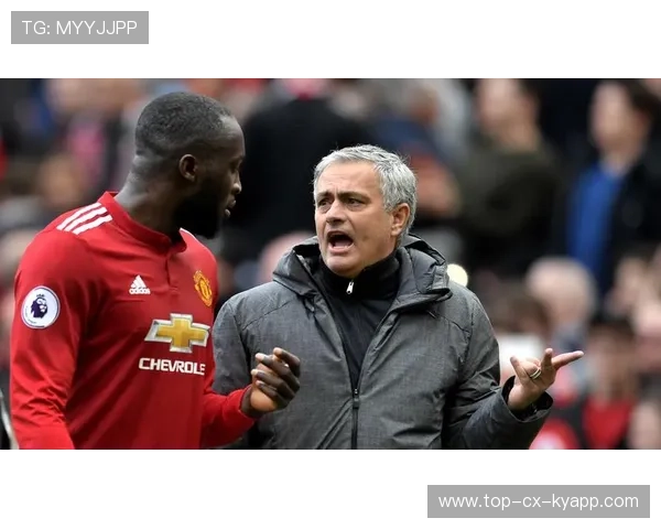 卢卡库强健护球开路，比利时围绕中锋形成多重压制：从场上战术到训练场落地